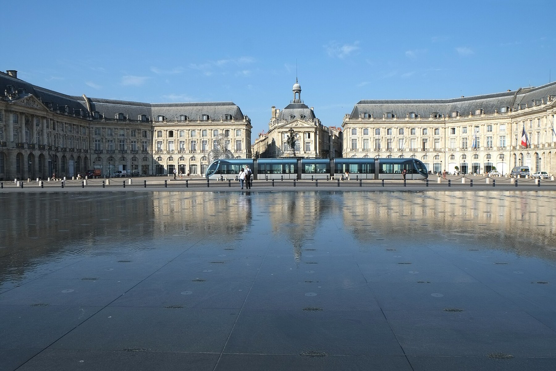 La place de la Bourse et le miroir d'eau à Bordeaux, avec un tramway.